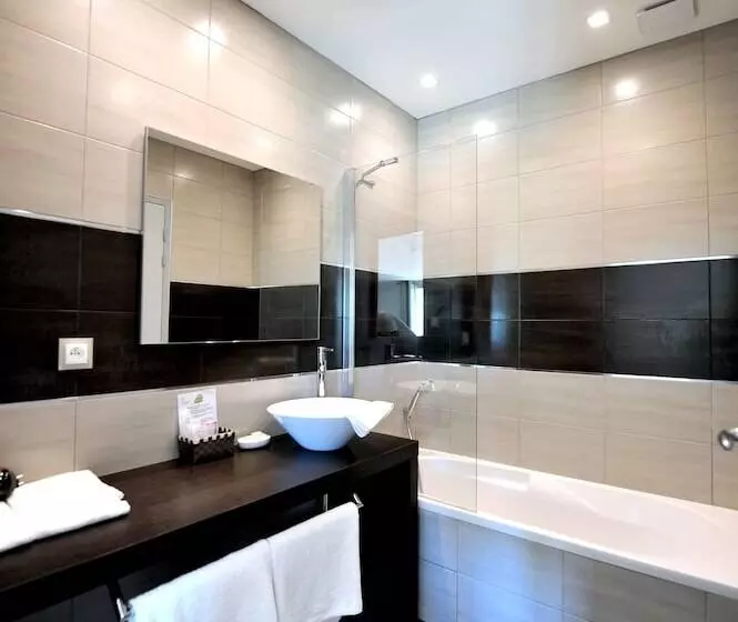 Hotelli Logis  Hôtel Spa Restaurant L Epicurial