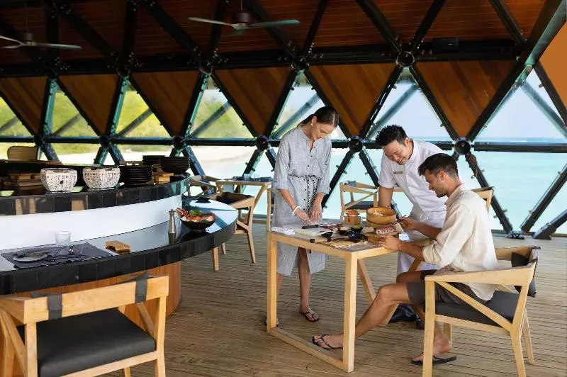 هتل The Westin Maldives Miriandhoo Resort