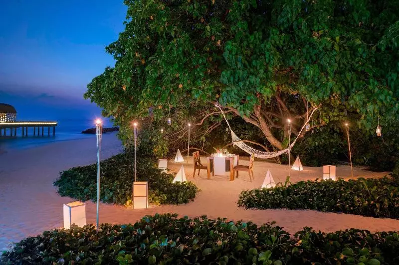 هتل The Westin Maldives Miriandhoo Resort