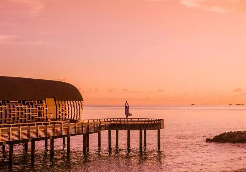 هتل The Westin Maldives Miriandhoo Resort