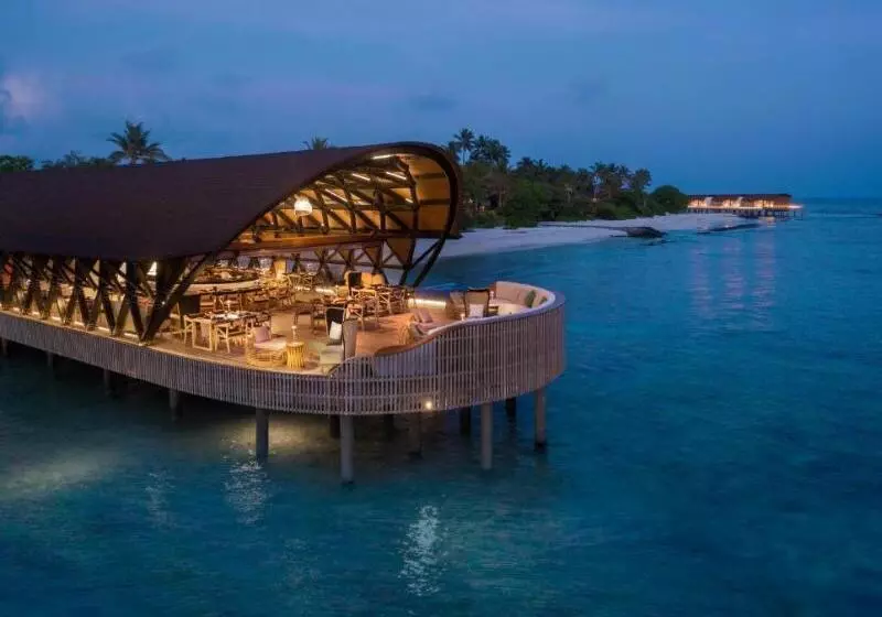 هتل The Westin Maldives Miriandhoo Resort