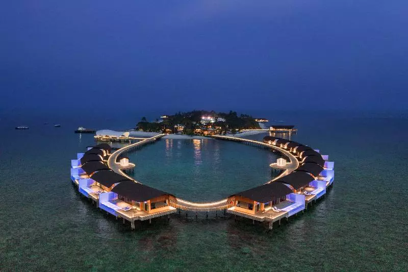هتل The Westin Maldives Miriandhoo Resort