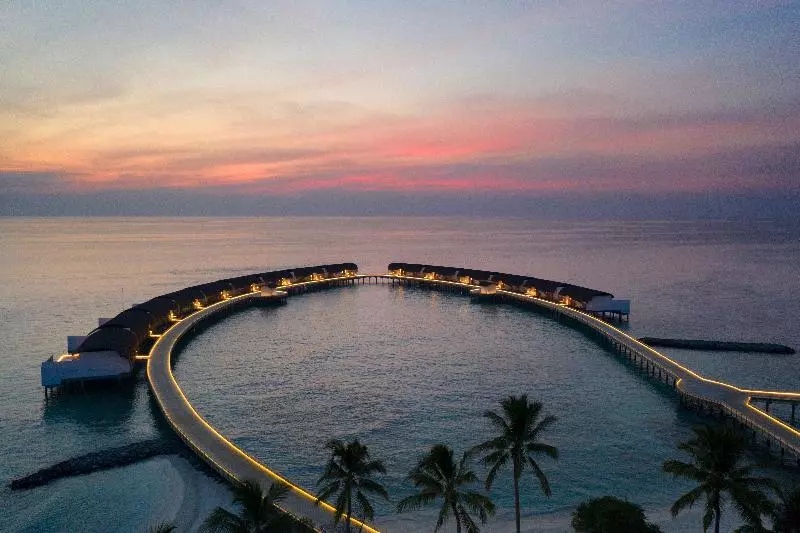 هتل The Westin Maldives Miriandhoo Resort