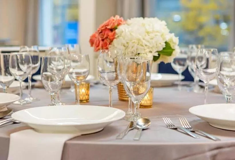 Cambria Hotel Charleston Riverview