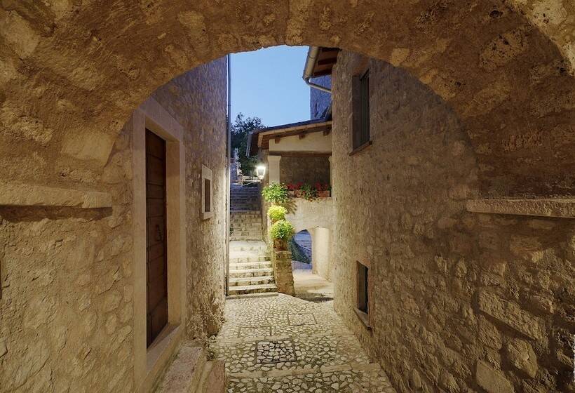 فندق Castello Di Postignano Relais