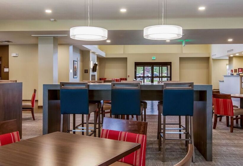 فندق Comfort Suites