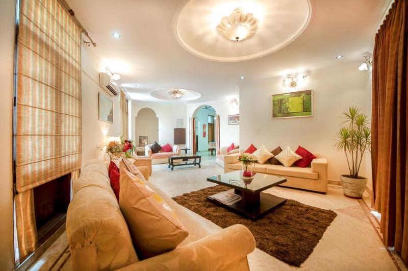 Hotel Golf View Residency