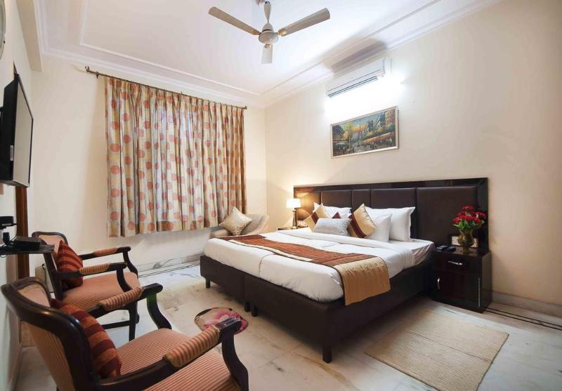 Hotel Golf View Residency