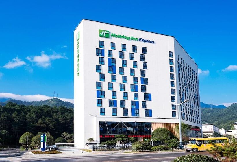 Otel Holiday Inn Express Luanchuan, An Ihg