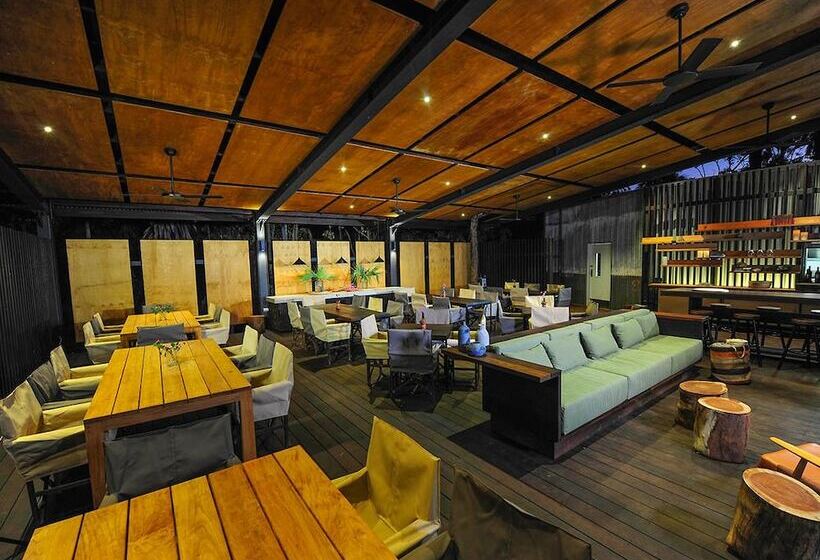 Отель Mitchell Falls Wilderness Lodge