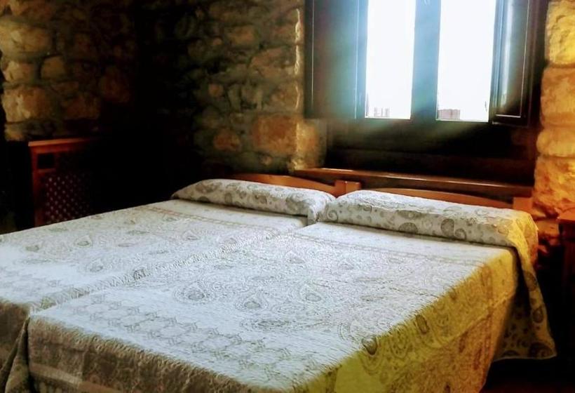 هتل Rural Posada Del Monasterio