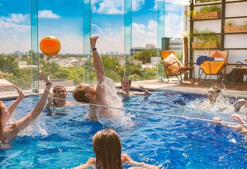 簡易ホテル Nomads Hotel & Rooftop Pool Cancun