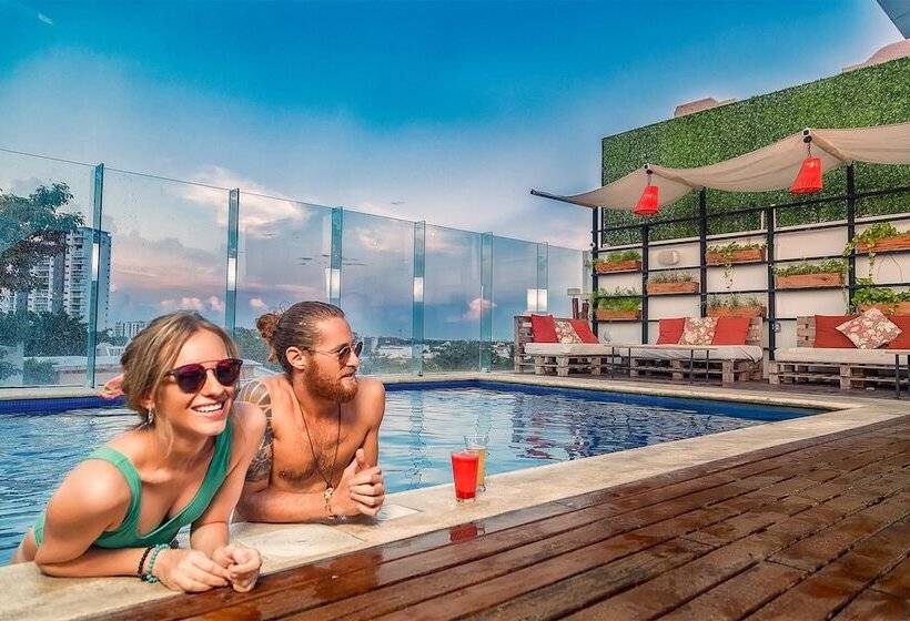 簡易ホテル Nomads Hotel & Rooftop Pool Cancun