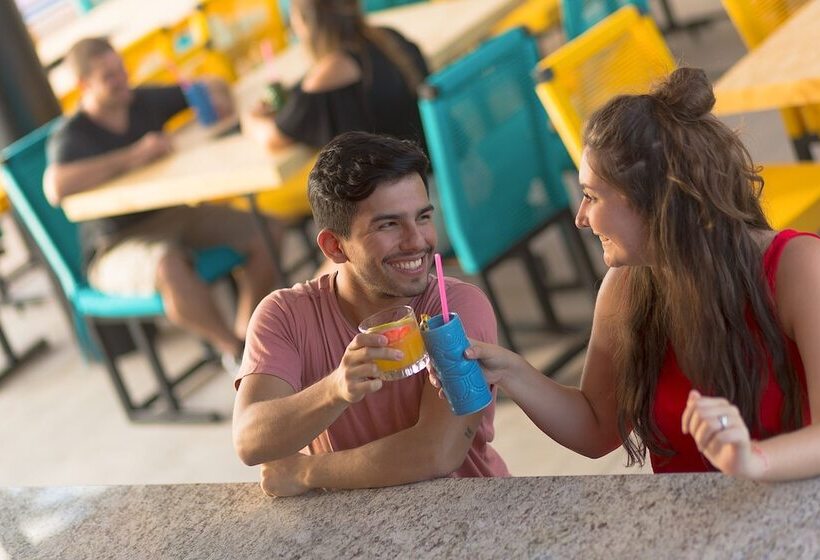 簡易ホテル Nomads Hotel & Rooftop Pool Cancun