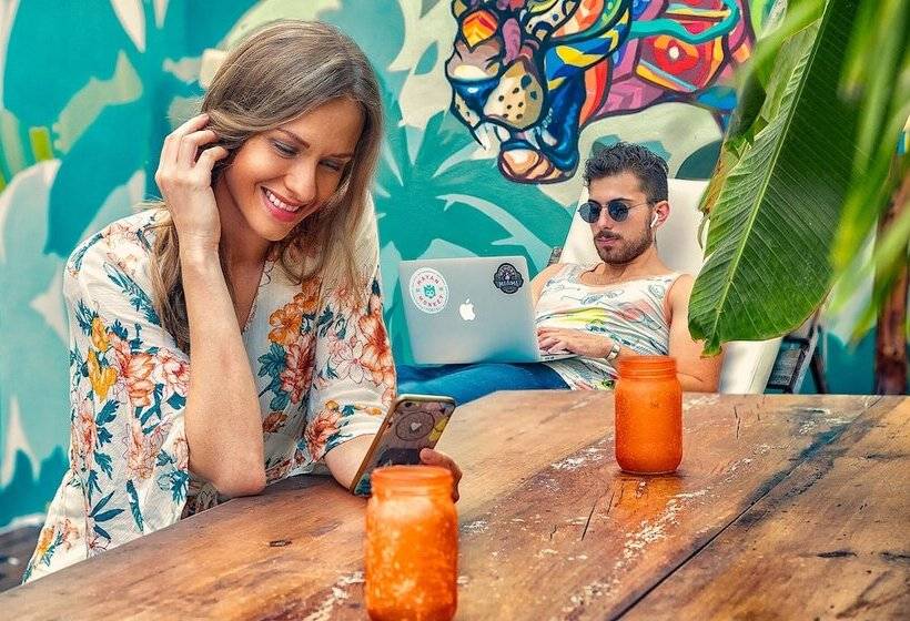 簡易ホテル Nomads Hotel & Rooftop Pool Cancun