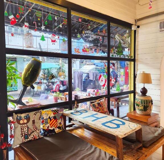 فندق صغير Back Home Backpackers