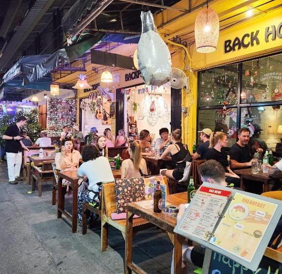 فندق صغير Back Home Backpackers