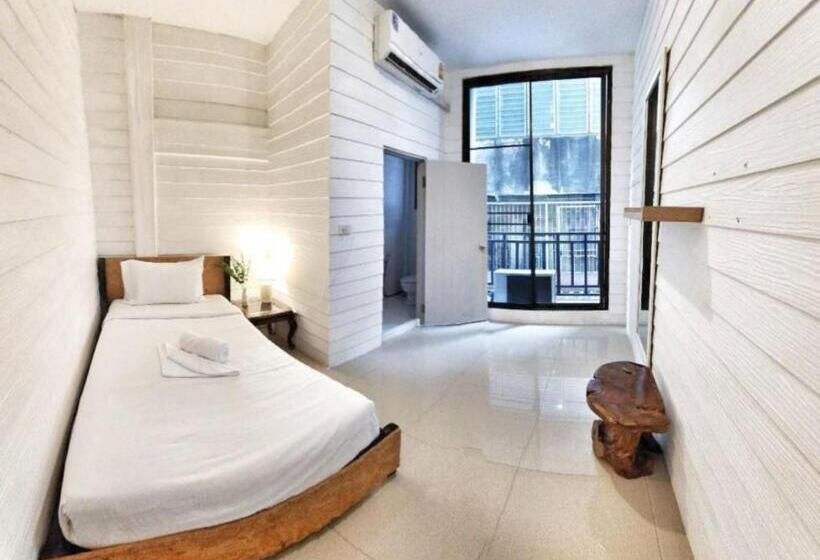 فندق صغير Back Home Backpackers