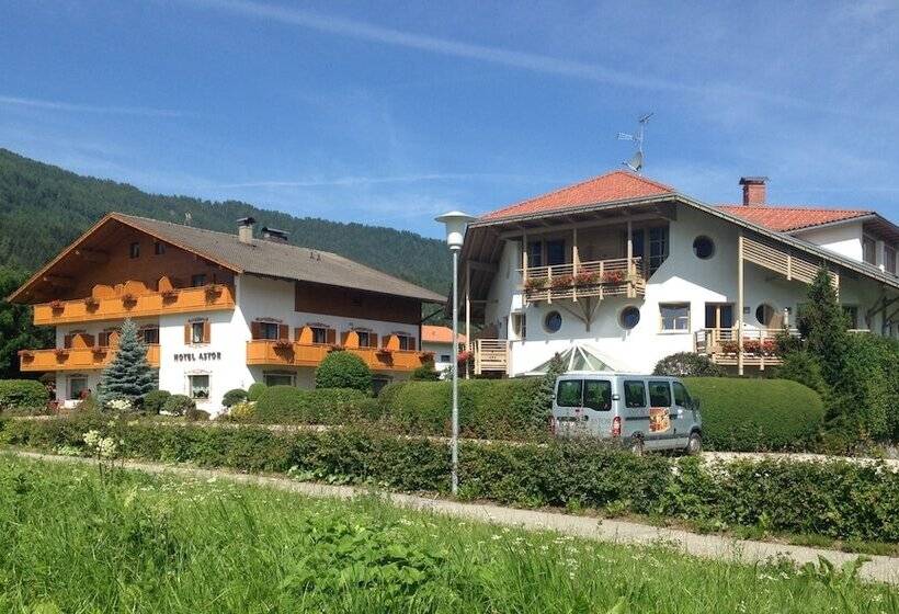 בית מלון כפרי Astor Apartments