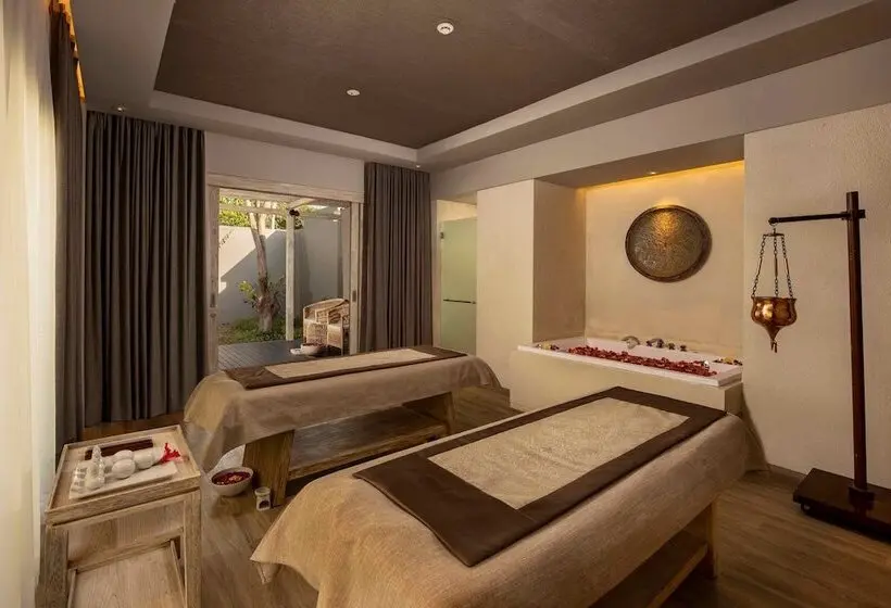 Resort Cross Bali Breakers