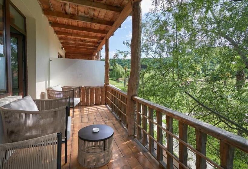 هتل Lopota Lake Resort & Spa