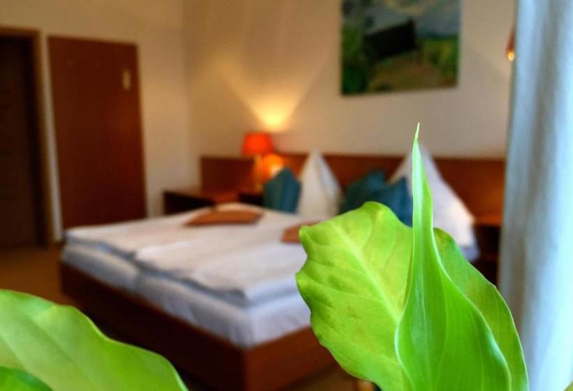 Zu Den Linden   Radebeul Pension Mit Restaurant