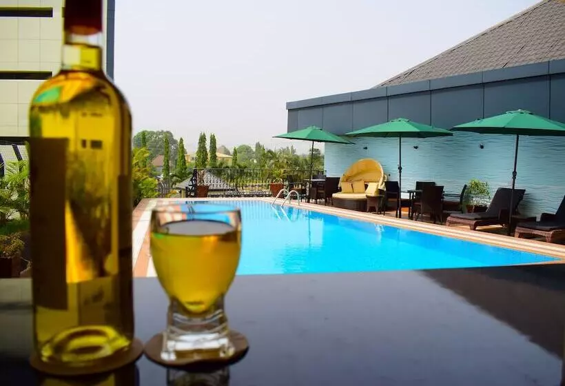 هتل Monty Suites & Golf