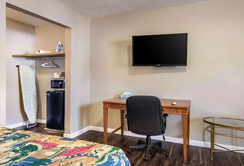 ホテル Rodeway Inn & Suites