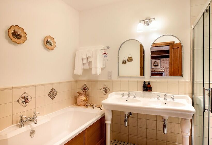 פנסיון The Whispering Pine Lodge