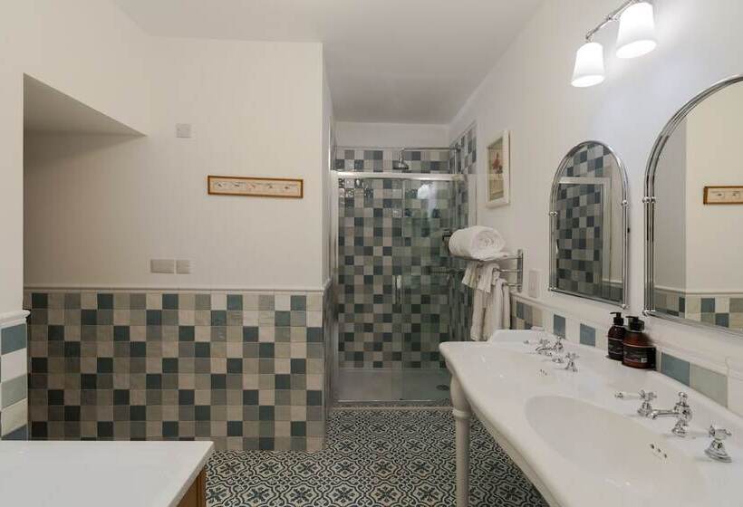 פנסיון The Whispering Pine Lodge