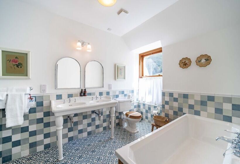 פנסיון The Whispering Pine Lodge