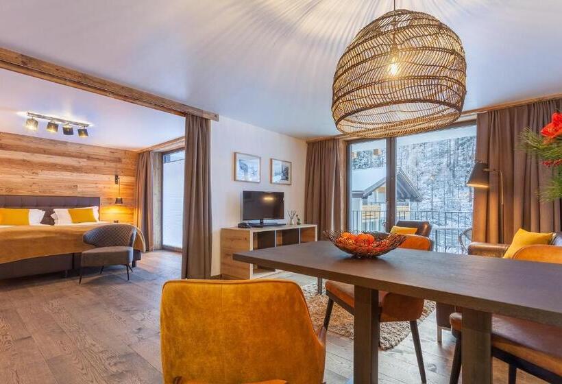 22 Summits Apartments