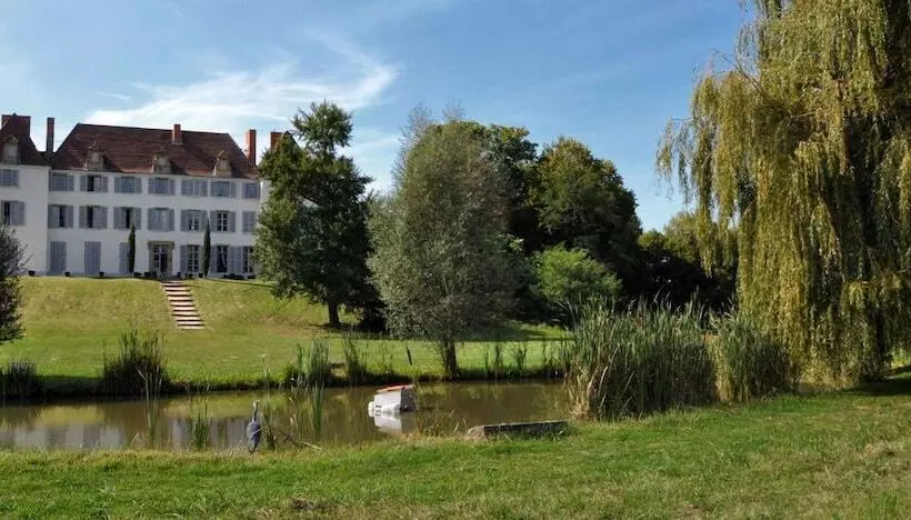 Aamiaismajoitus (B&B) Château De Matel
