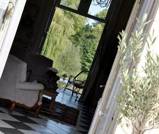 Aamiaismajoitus (B&B) Château De Matel