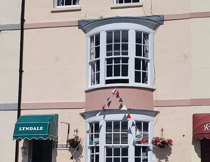 تختخواب و صبحانه Lyndale Guest House