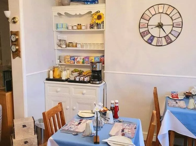 تختخواب و صبحانه Lyndale Guest House