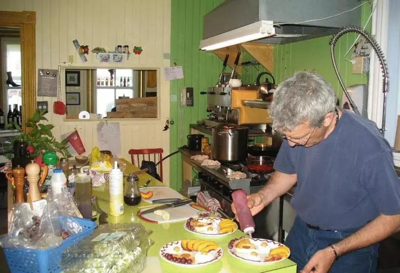 Auberge Du Café Chez Sam