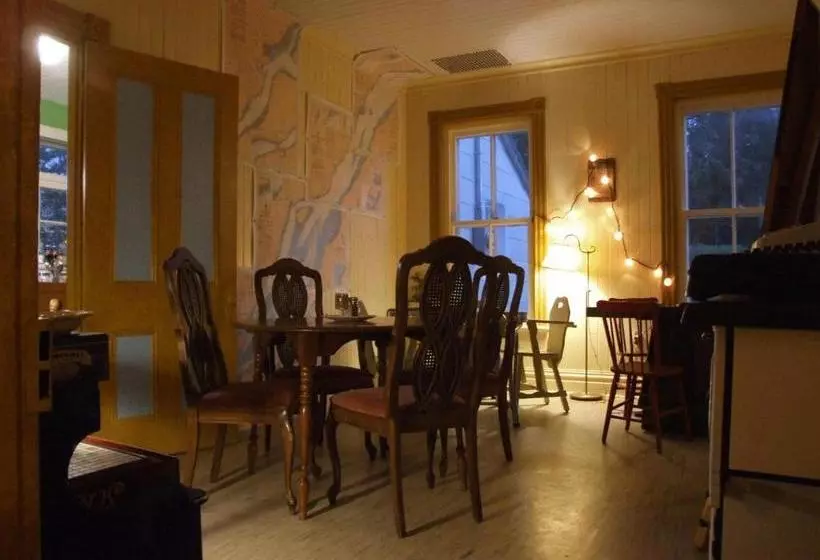 Auberge Du Café Chez Sam