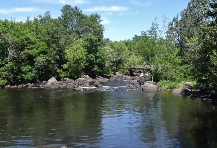 ユースホステル Auberge Micro Brasserie Le Baril Roulant