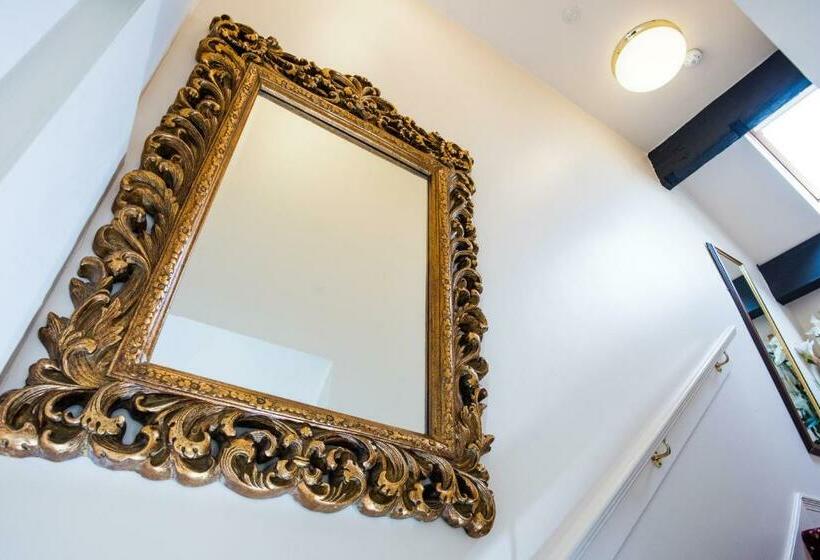 호스텔 The Old Bell Inn