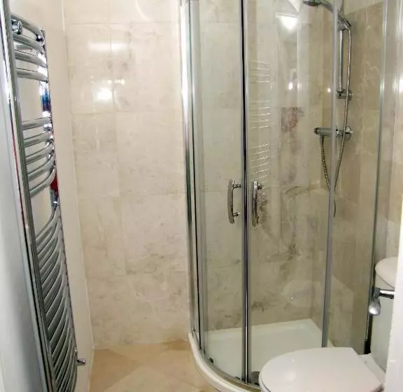 ユースホステル Churchills Inn & Rooms