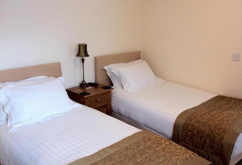 Общежитие Churchills Inn & Rooms