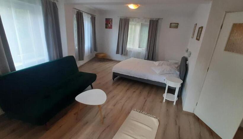 פנסיון Piccola Italia Casa Racovita