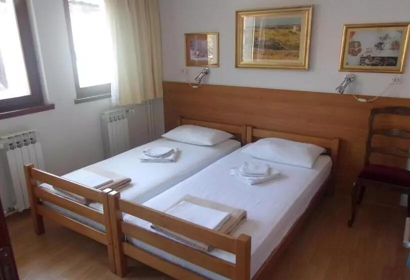 پانسیون Tower House