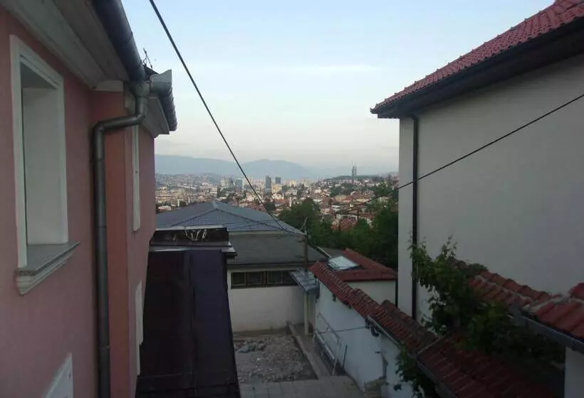 پانسیون Tower House