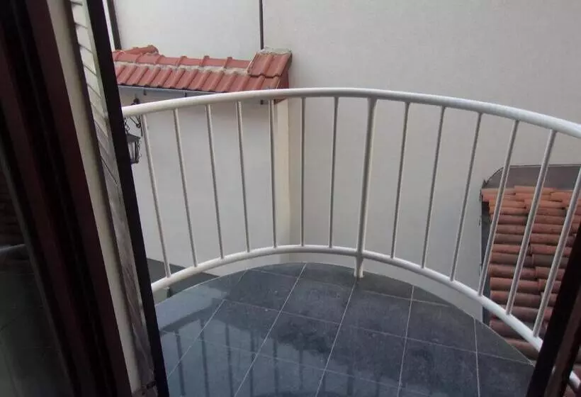 پانسیون Tower House