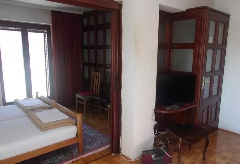 پانسیون Tower House