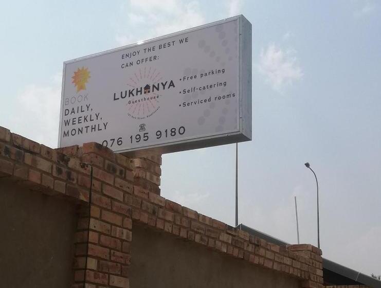 Majatalo Lukhanya Guesthouse