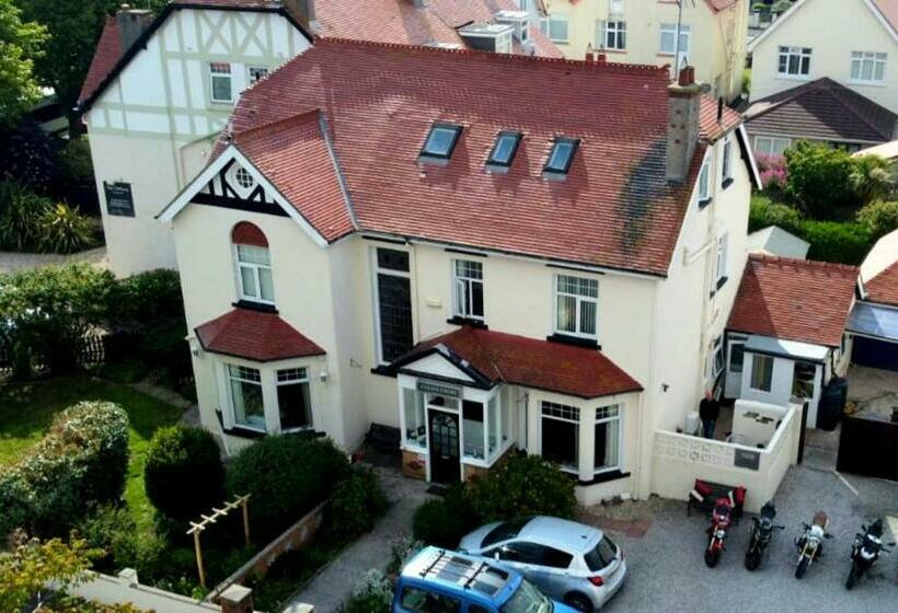 بنسيون Cleave Court Guest House