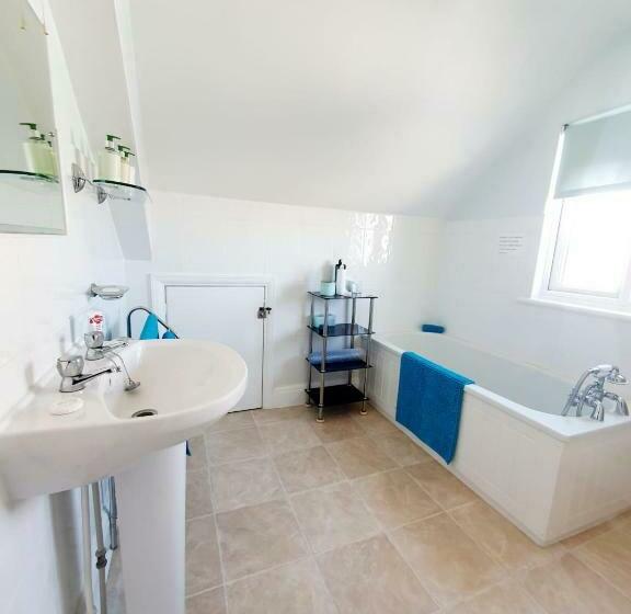 بنسيون Cleave Court Guest House